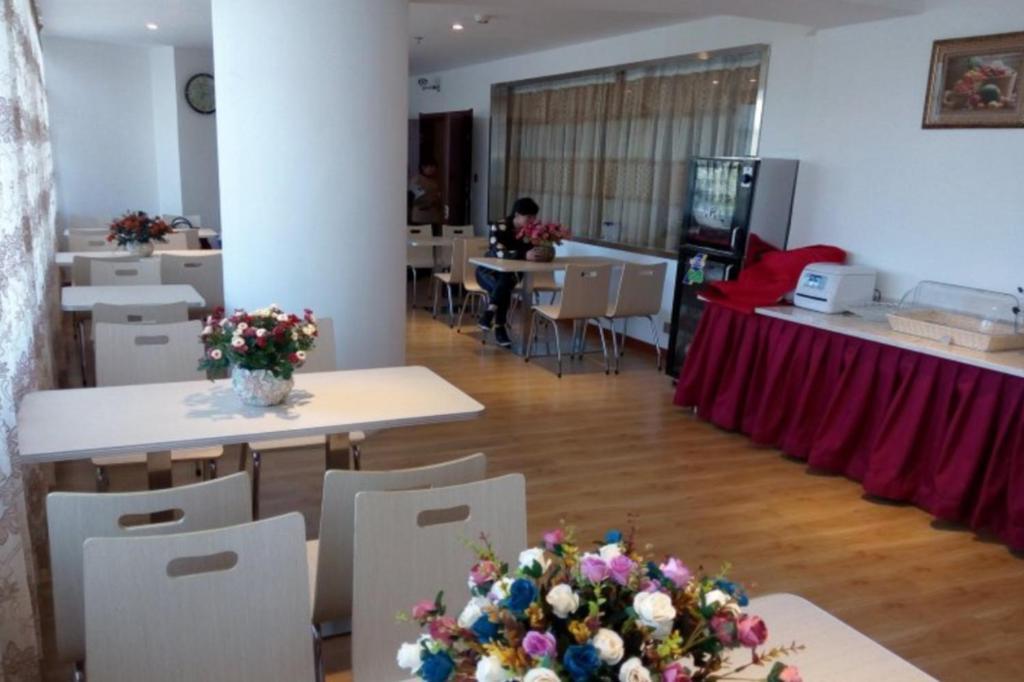 Greentree Inn Geermu Walking Street Business Hotel Golmud Bagian luar foto